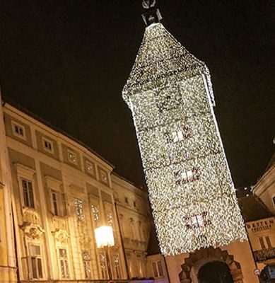 Weihnachtlich geschmückter Turm am Welser Stadtplatz