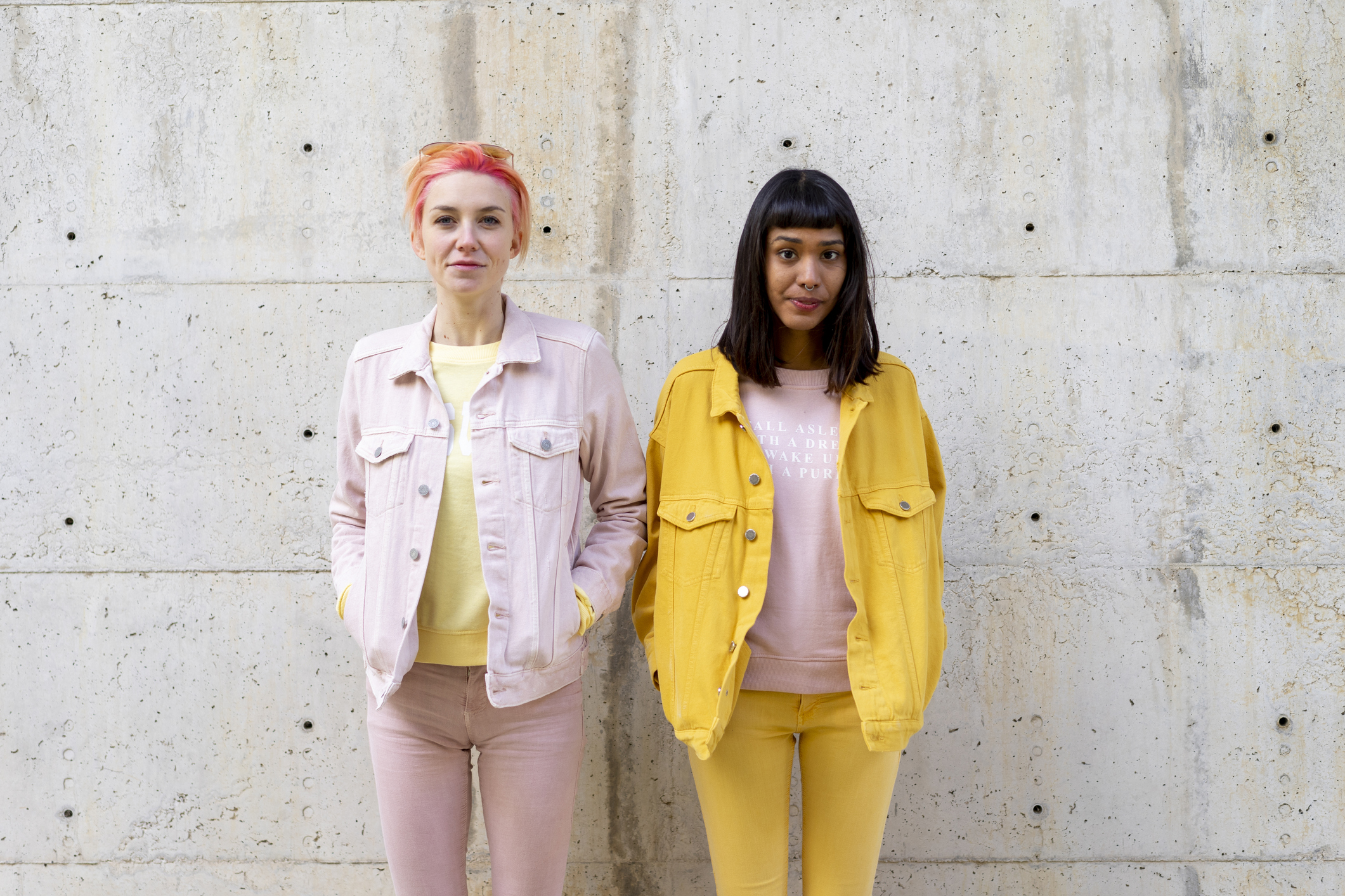 Zwei Frauen gekleidet in rosa und gelb